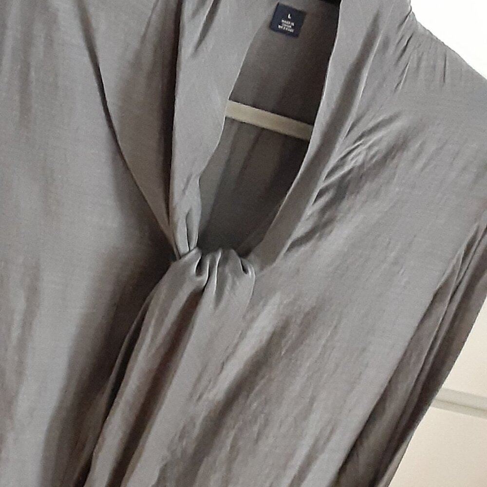 Beautiful Grey Silk/ Cotton Tie Front Blouse sz L - Picture 2 of 9